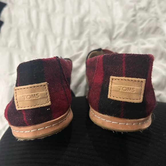 TOMS flannel flats. Red and black check. - Picture 4 of 6